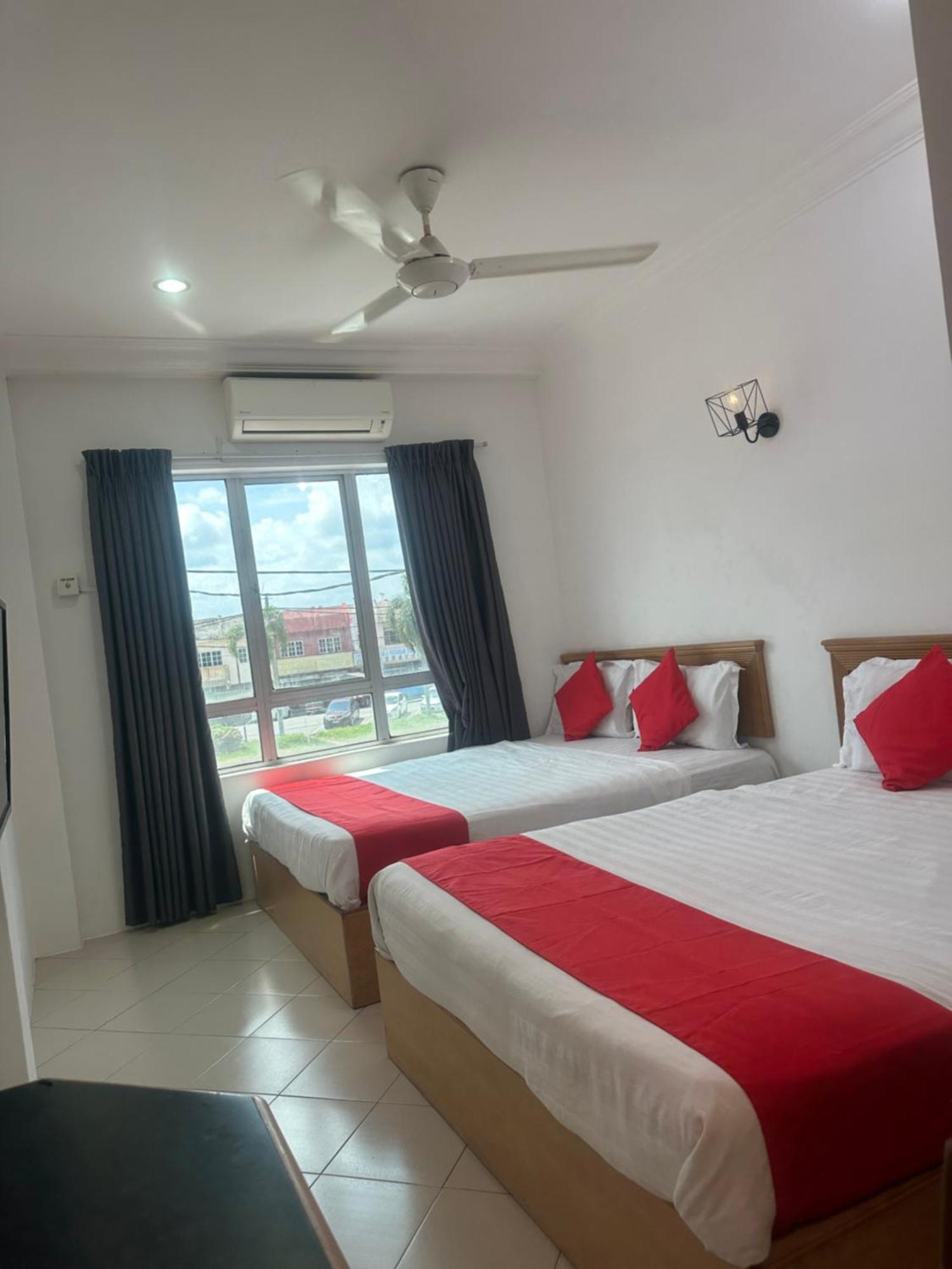 V Hotel Teluk Intan Exteriör bild